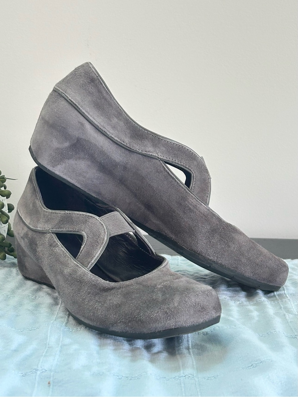 Vaneli Gray Suede Mary Jane Wedge Comfort Shoes Size 7.5 Quiet Luxury - Picture 1 of 9